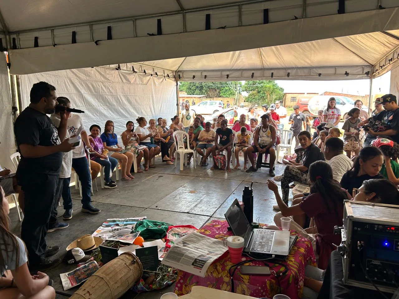 Participantes debatem os desafios enfrentados nas periferias e a importância da organização coletiva para transformar a realidade dos territórios