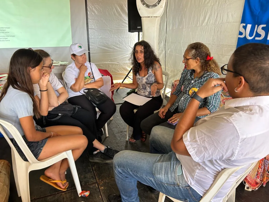 Gabriela Gomes em roda de conversa com participantes do curso “Direito à Cidade”
