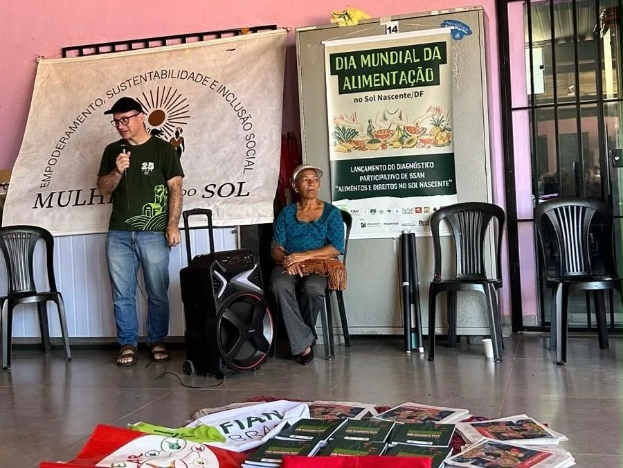 Adelar Cupsinski, secretário-geral da Fian Brasil, participa de roda de conversa no Coletivo Mulheres do Sol