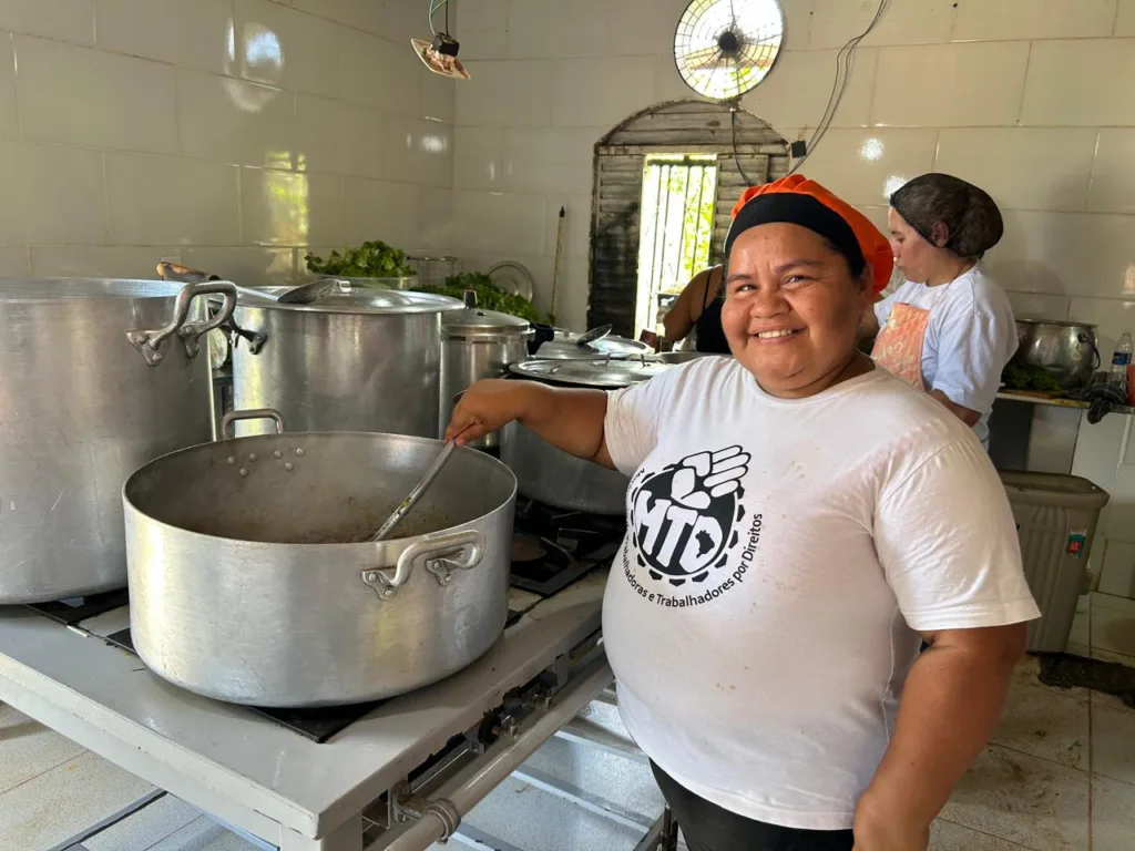 Adriana Rocha Bandeira, cozinheira do MTD, destaca o papel da Cozinha Popular Mara Maria de Jesus