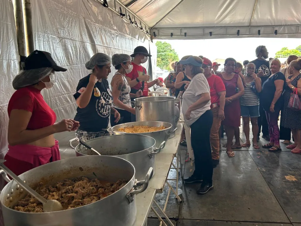 Participantes se reuniram na Cozinha Popular Mara Maria de Jesus para um almoço coletivo com alimentos da agricultura familiar