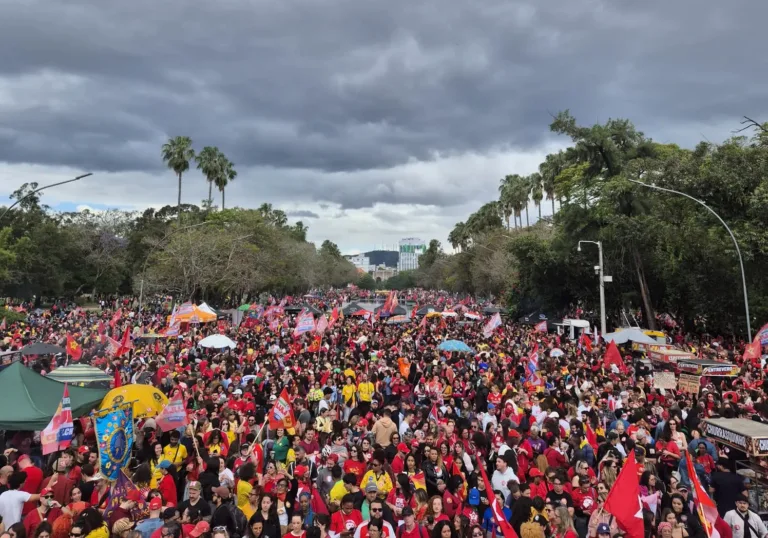 Mar de gente ocupa a Redenção em ato pela democracia e pela reeleição de Lula