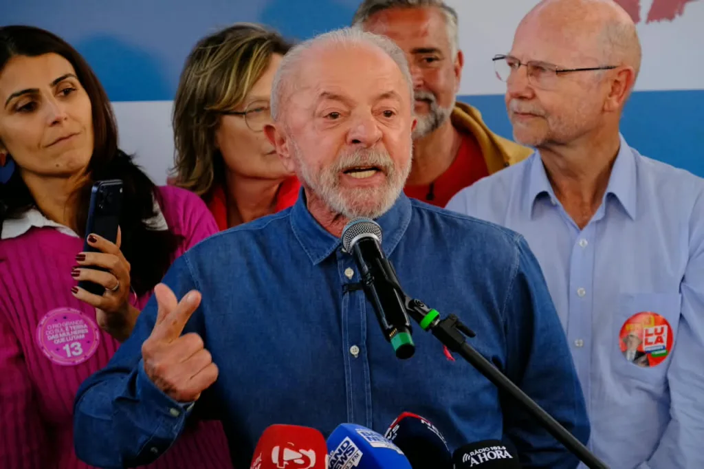 Lula concede coletiva ao lado de lideranças políticas antes de caminhada pelas ruas do centro de Porto Alegre