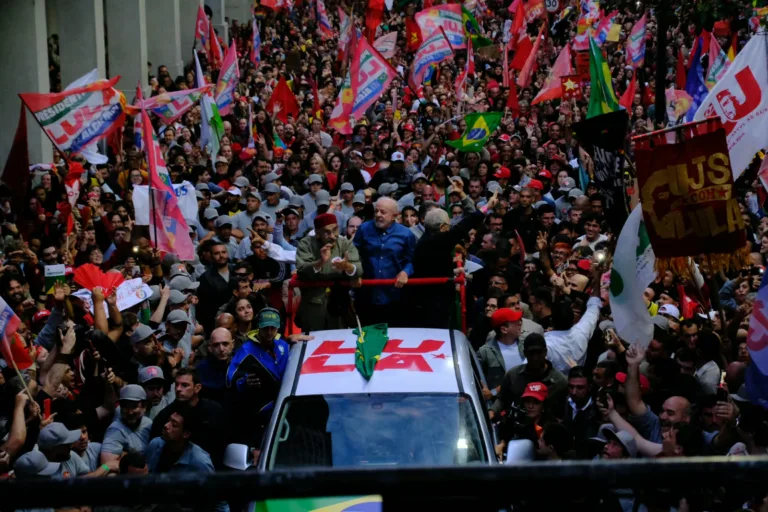 Multidão toma as ruas de Porto Alegre em caminhada com Lula a seis dias do segundo turno