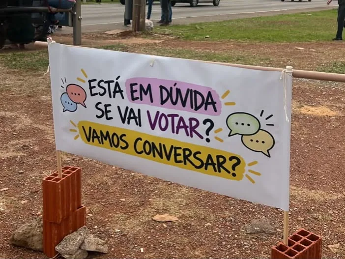 Faixa convida eleitores indecisos a conversar com voluntários durante ação de mobilização no Distrito Federal