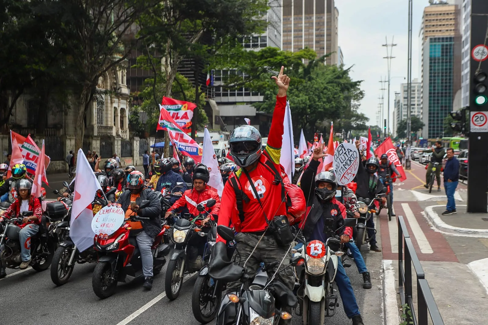 Entregadores de app fizeram ato em apoio à candidatura de Lula (PT), em São Paulo
