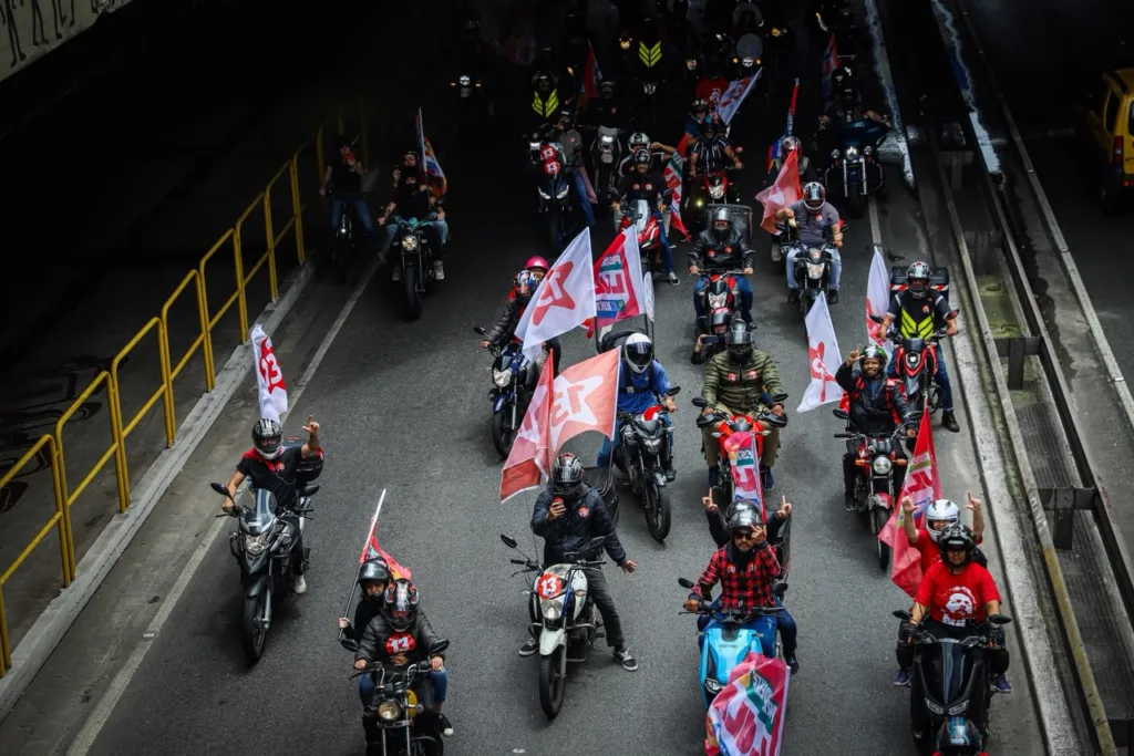 Entregadores de app fizeram ato em apoio à candidatura de Lula (PT), em São Paulo
