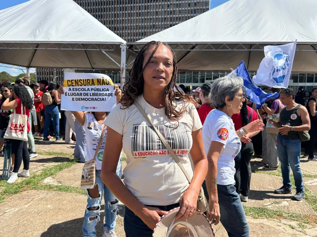 Márcia Gilda, diretora do Sinpro-DF, defendeu a autonomia pedagógica e a gestão democrática nas escolas públicas