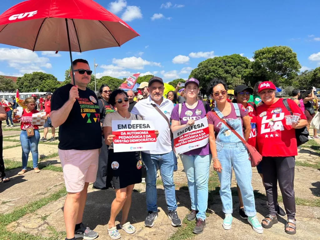 Thaísa Magalhães (ao centro, de boné roxo) participa do ato ao lado de professores, estudantes e representantes sindicais