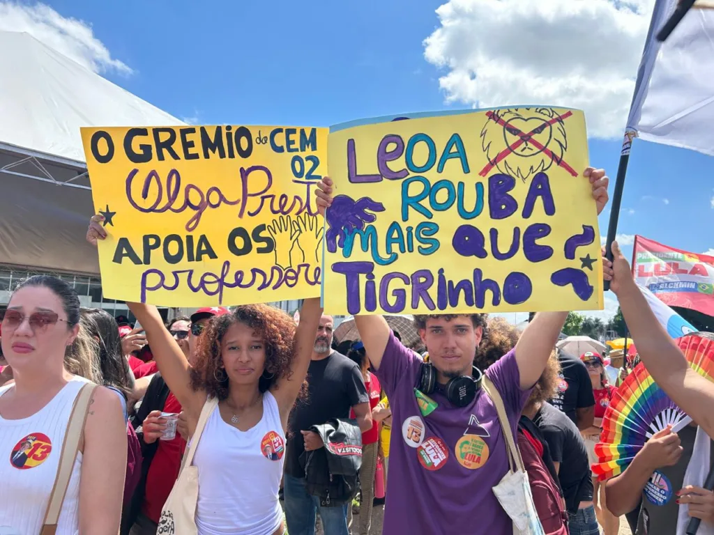 Estudantes participam do ato em frente ao Buriti e exibem cartazes em apoio aos professores