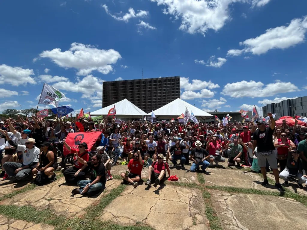 Participantes acompanharam a mobilização em frente à sede do governo distrital, com cartazes e palavras de ordem em defesa da educação pública