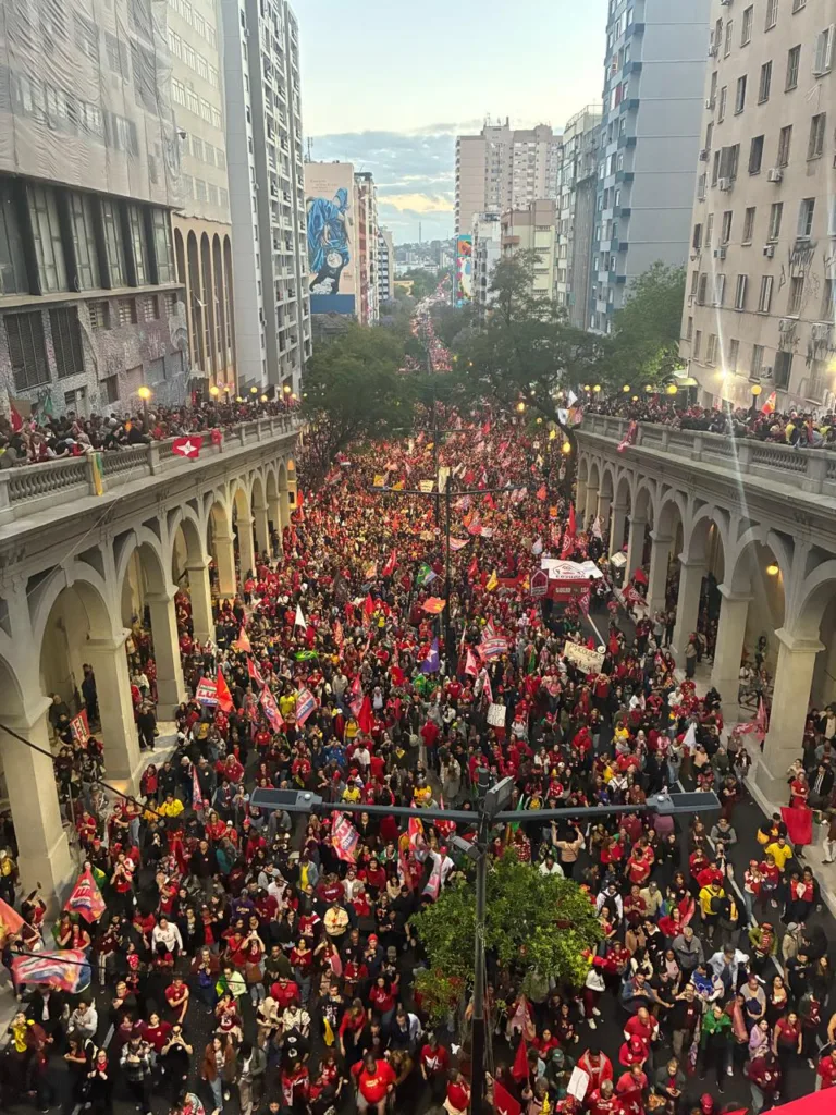 Multidão em Porto Alegre em apoio ao candidato Lula nas eleições de 2026