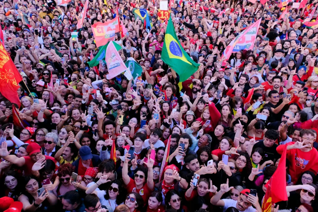 Mobilização de apoiadores de Lula na Esquina Democrática, no Centro de Porto Alegre, nesta sexta-feira (23), inclui conversas com a população durante o dia e caminhada às 17h.Mobilização de apoiadores de Lula na Esquina Democrática, no Centro de Porto Alegre, nesta sexta-feira (23), inclui conversas com a população durante o dia e caminhada às 17h.