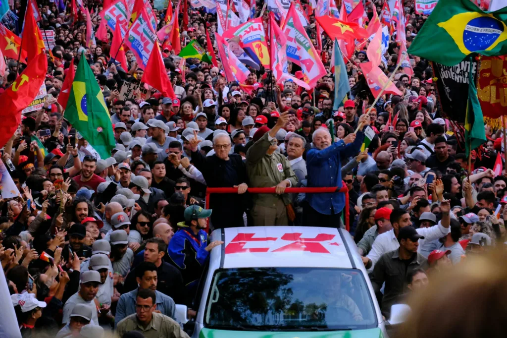 Mobilizações políticas e atividades culturais movimentam Porto Alegre na reta final antes do segundo turno das eleições presidenciais