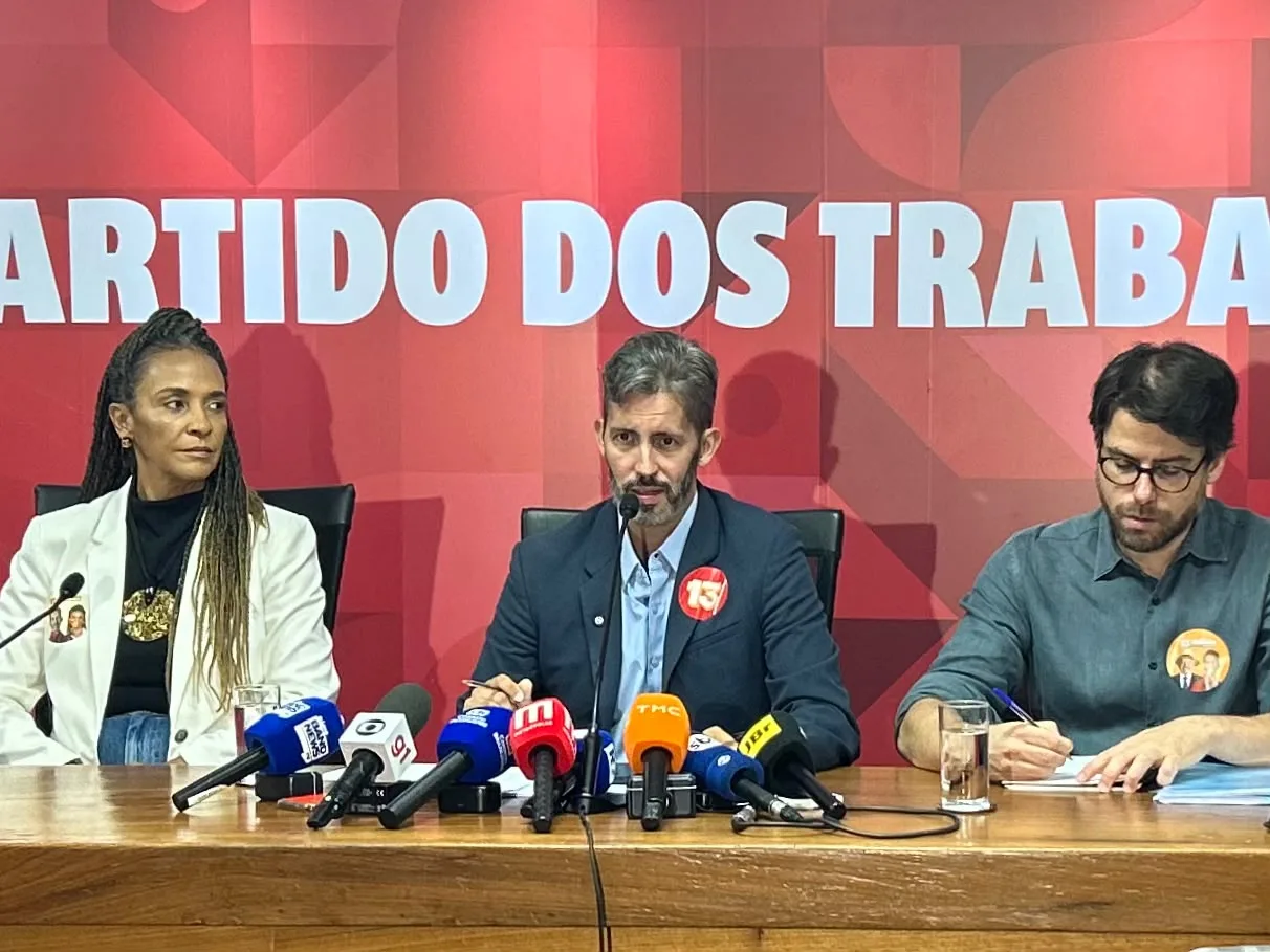 Leandro Grass ao lado de Dora Gomes e Guilherme Guimarães durante encontro com a imprensa na sede nacional do PT, em Brasília, nesta sexta-feira (23)