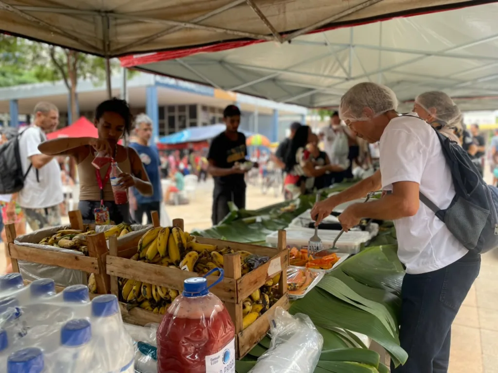 Banquetaço reuniu voluntários e organizações no Setor Comercial Sul para distribuir alimentos e refeições e defender a soberania alimentar