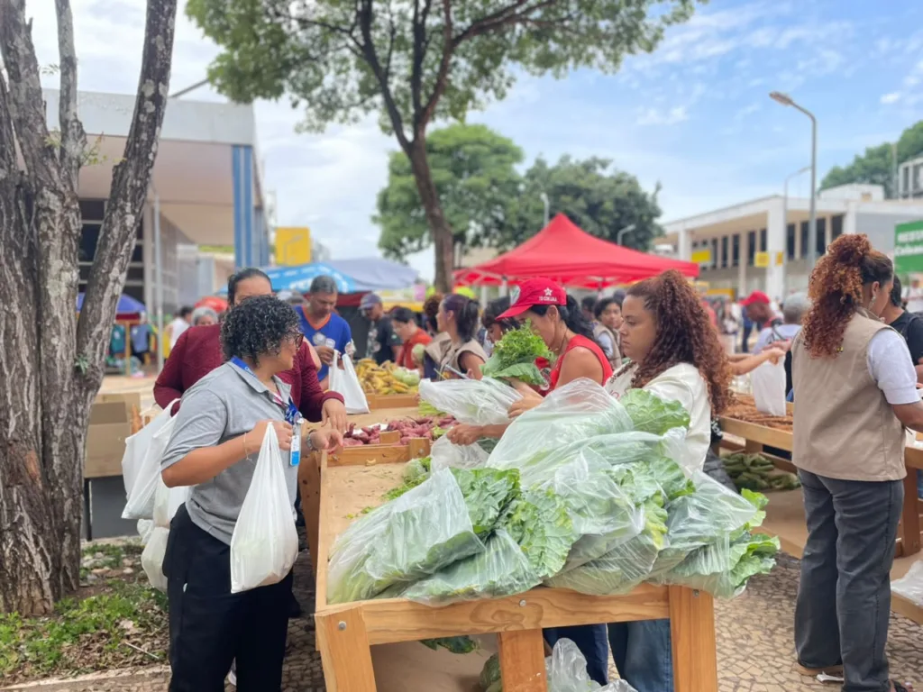 Participantes do Banquetaço organizam a distribuição de verduras e outros alimentos durante mobilização no Setor Comercial Sul, em Brasília