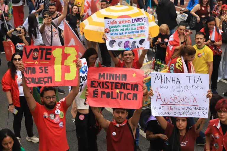 Na Paulista, centenas de milhares se reúniram no último ato de campanha de Luiz Inácio Lula da Silva