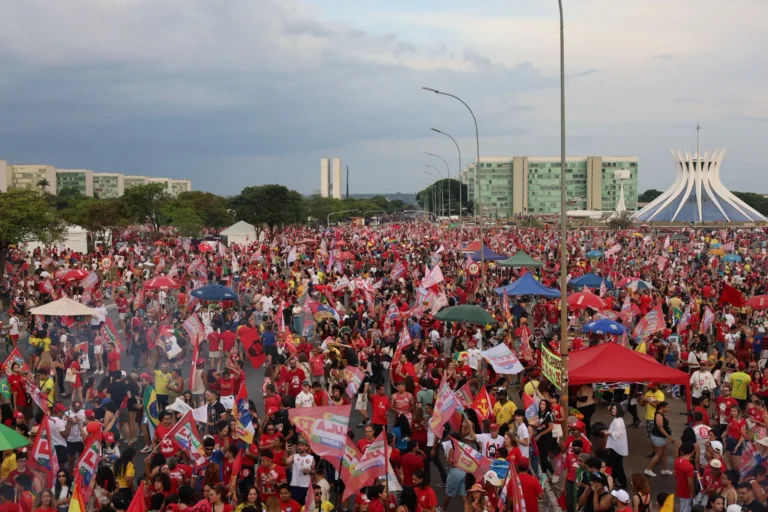 Ato final de apoio a Lula e Leandro Grass reúne apoiadores a 2 km de manifestação pró-Bolsonaro