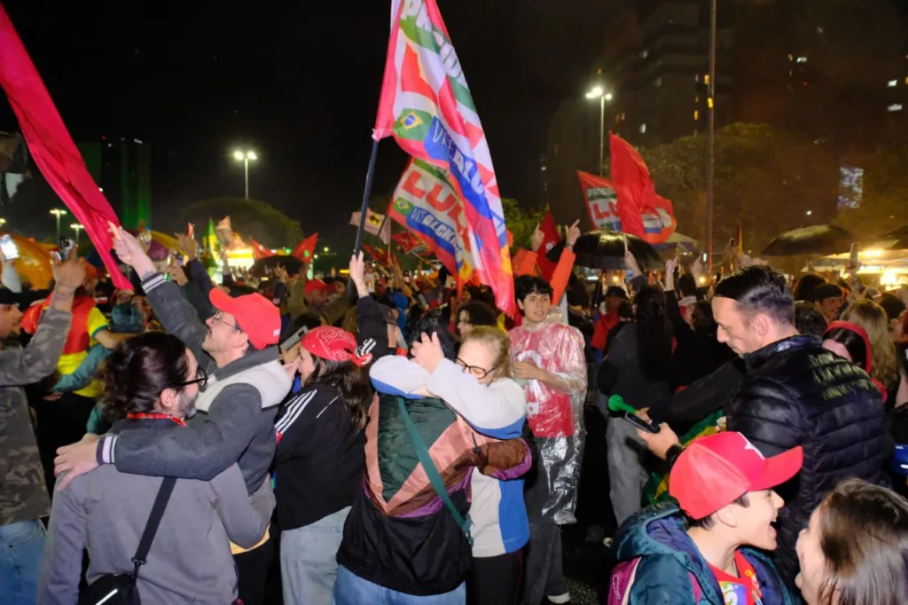 Entre abraços e emoção, apoiadores celebraram a reeleição de Lula nas ruas de Porto Alegre