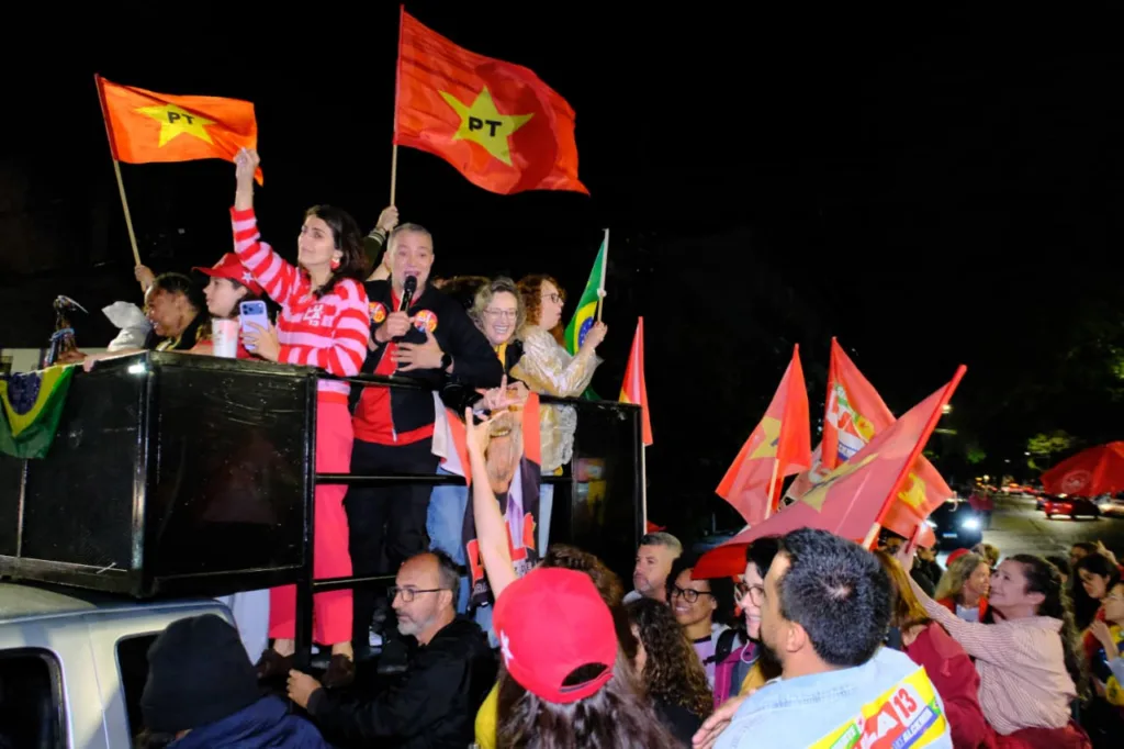 Edegar Pretto (PT), Manuela d’Ávila (Psol) e outras lideranças celebraram a vitória de Lula em um carro de som na Cidade Baixa