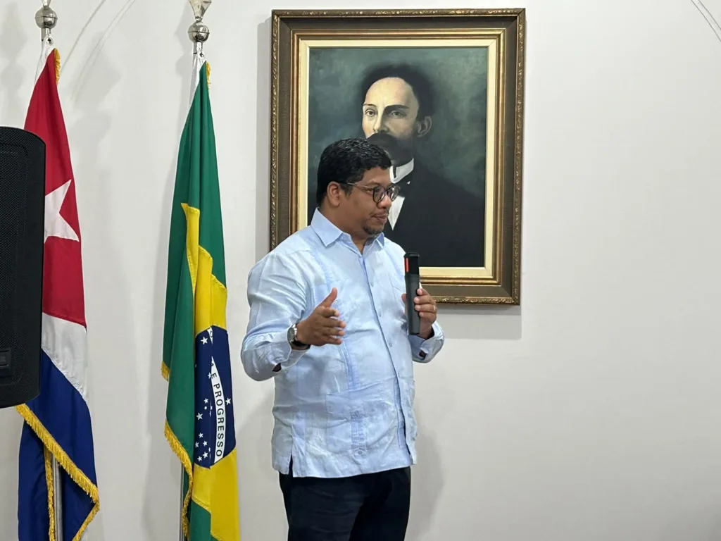 O embaixador de Cuba no Brasil, Víctor Cairo
