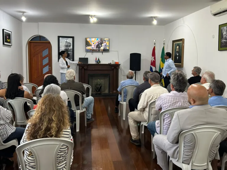 Embaixador de Cuba reúne apoiadores em Brasília antes de votação na ONU contra bloqueio dos EUA