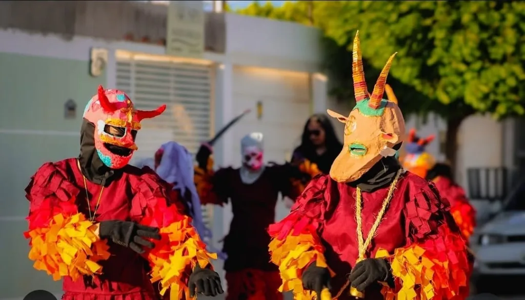 O grupo Careta Menina, de Juazeiro (BA), é formado apenas por mulheres e é um dos grupos de cultura popular que se apresenta no Beira Festival, em Petrolina (PE)