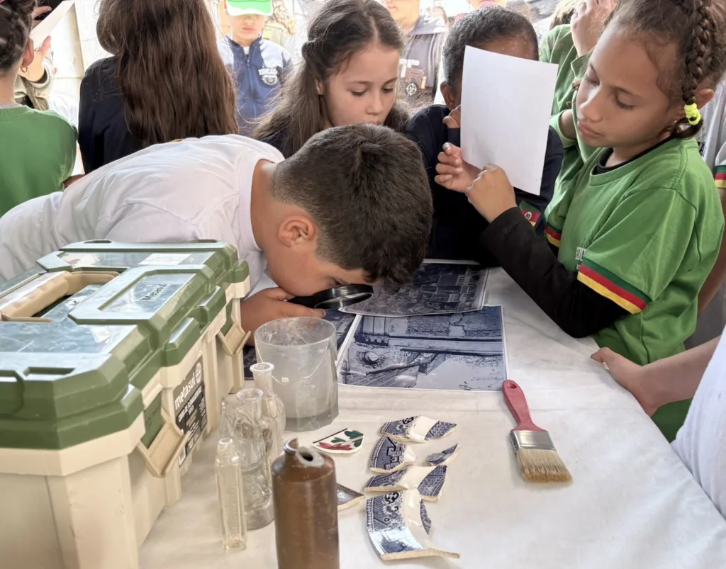 A iniciativa propõe aproximar estudantes da história da cidade
