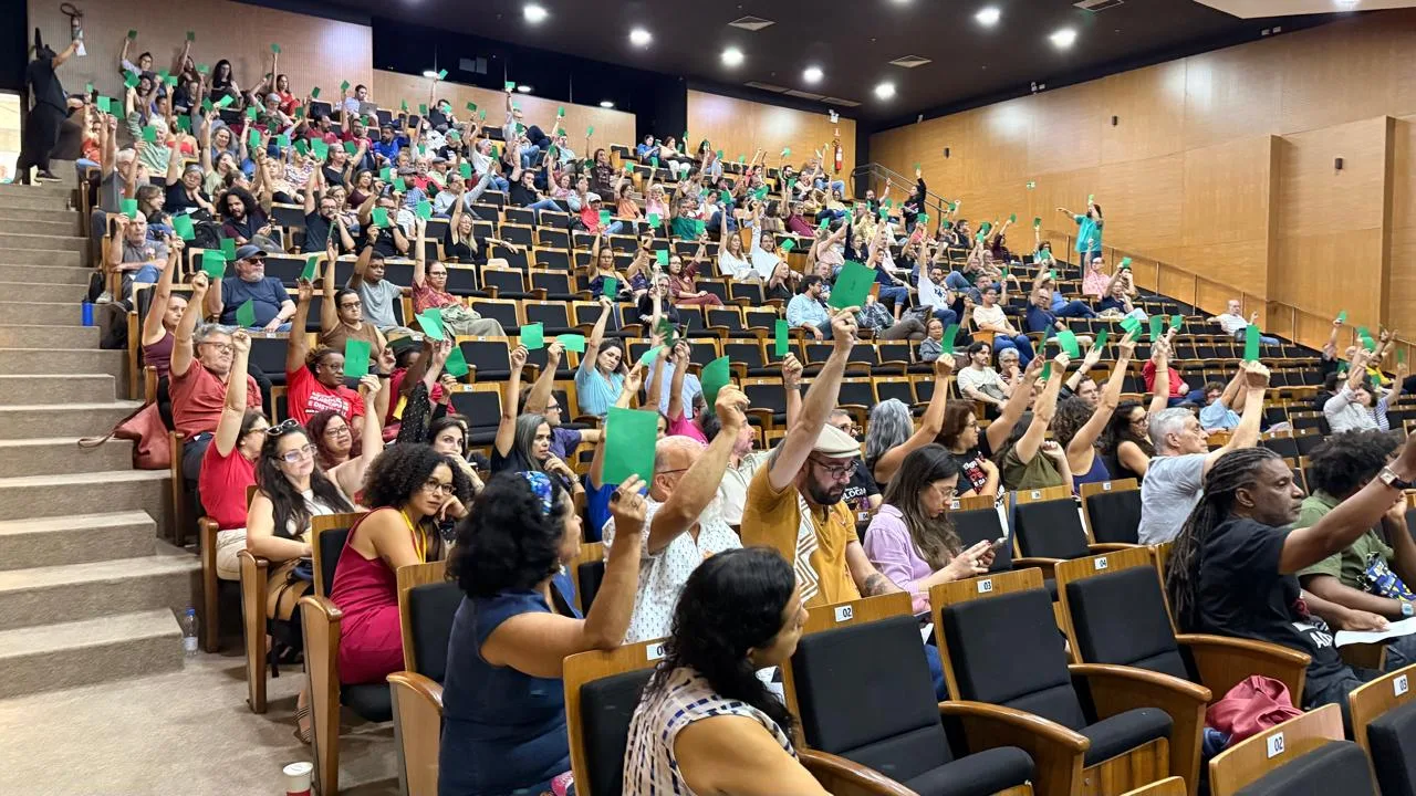 Professores durante votação no auditório da ADUnB