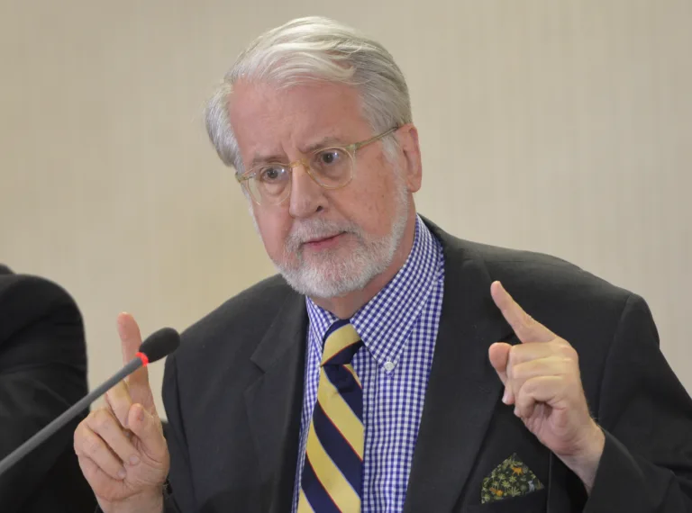 Para Flávio Bolsonaro, a educação pública é o inimigo a retaliar, diz Paulo Sérgio Pinheiro