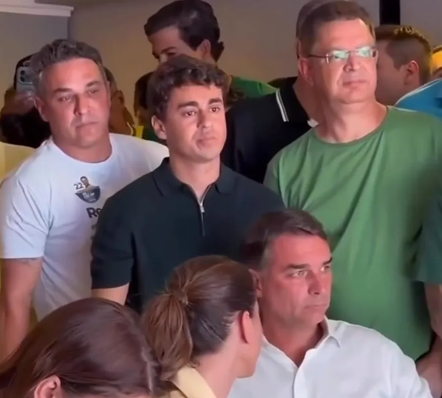 Zucco acompanhou a apuração ao lado de Flávio Bolsonaro em Brasília, no domingo (25)