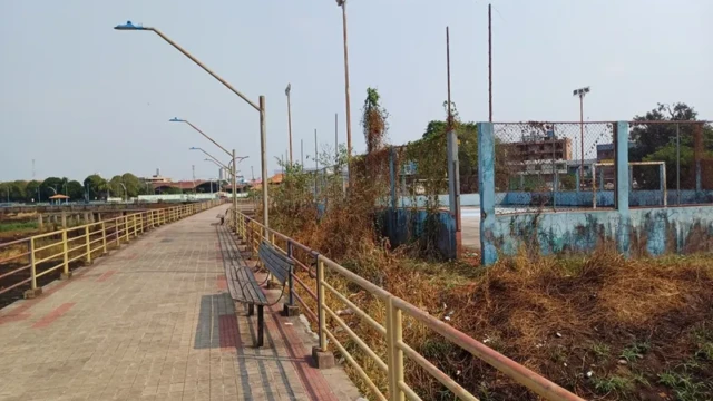 Passarela de concreto que conduz às instalações da Cargill Passarela de concreto que conduz às instalações da Cargill
