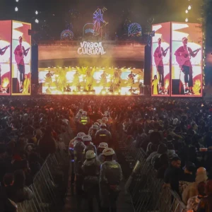 Uma multidão acompanhou o show do músico Manu Chao no Vale do Anhangabaú na Virada Cultural 2026 Uma multidão acompanhou o show do músico Manu Chao no Vale do Anhangabaú na Virada Cultural 2026