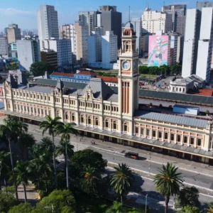 A Estação da Luz é um marco histórico e arquitetônico da cidade de São Paulo. Região inclui espaços culturais como a Pinacoteca, o Museu da Língua Portuguesa e o Memorial da Resistência. A Estação da Luz é um marco histórico e arquitetônico da cidade de São Paulo. Região inclui espaços culturais como a Pinacoteca, o Museu da Língua Portuguesa e o Memorial da Resistência