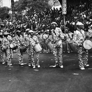 Desfile de escola de samba no centro da capital paulista, na década de 1970. Créditos: Coleção Carnaval Paulistano / Acervo MIS