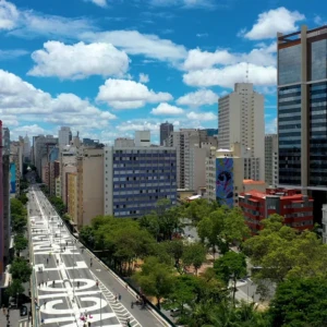 Vista aérea do Minhocão revela galeria a céu aberto no centro de São Paulo Vista aérea do Minhocão revela galeria a céu aberto no centro de São Paulo