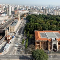 Pinacoteca e Museu da Língua Portuguesa consolidam a região da Luz como um polo vibrante que convida o público a participar ativamente da construção da memória do país. Pinacoteca e Museu da Língua Portuguesa consolidam a região da Luz como um polo vibrante que convida o público a participar ativamente da construção da memória do país.