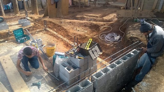 Mutirão para a construção do barracão, espaço comunitário erguido em parceria com a Faculdade de Arquitetura e Urbanismo da USP Mutirão para a construção do barracão, espaço comunitário erguido em parceria com a Faculdade de Arquitetura e Urbanismo da USP