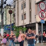 Registros do cotidiano da mobilidade em Belém: a espera dos ônibus em
horários de pico